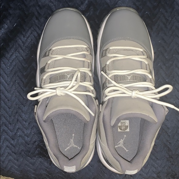 gray low top 11s